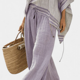 Csíkos bambusz felső, nyitott vállakkal és széles nadrágokkal az elegáns és friss stílusért