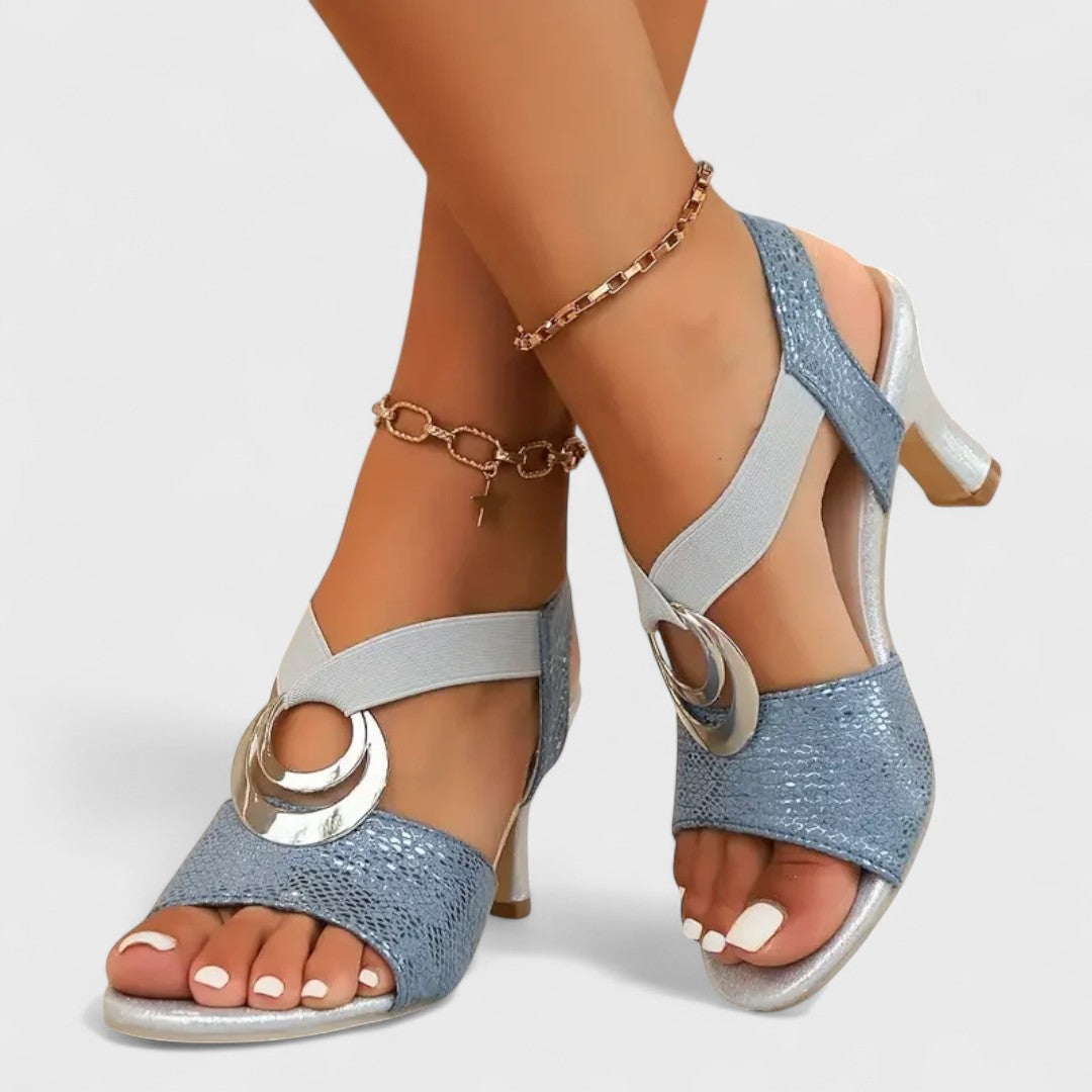 Yasmina - Elegáns szandál díszítő csattal