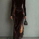 Isabella - Maxi Fitted Ruha Csokoládé Bársonyból Aszimmetrikus Csipkével